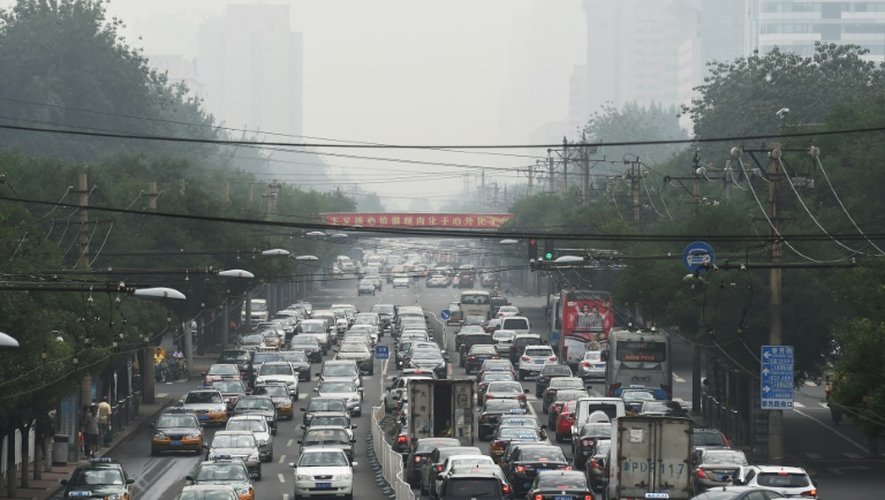 Embouteillage et pollution dans une rue de Pékin, le 24 juillet 2015 en Chine