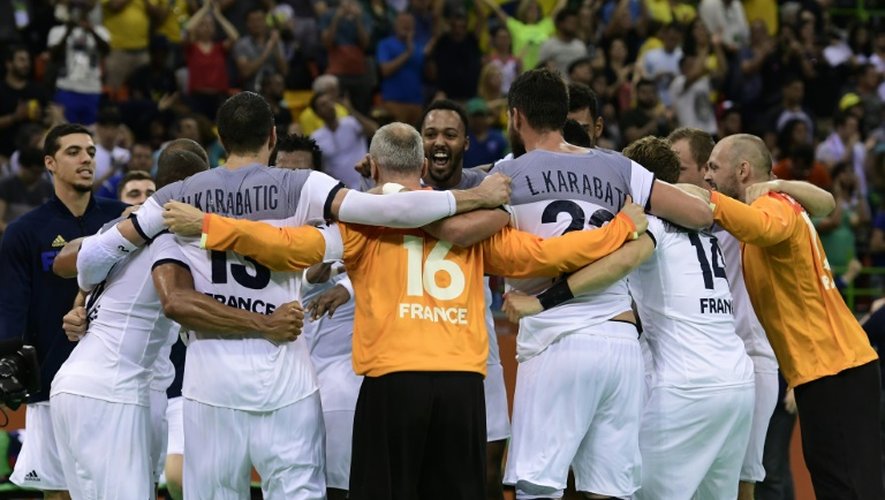 La joie des handballeurs français après leur succès face aux Brésiliens, en quarts de finale, lors des JO de Rio, le 17 août 2016