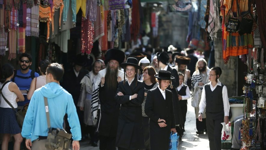 Des Juifs religieux marchent dans une rue de la vieille ville de Jérusalem dans le quartier musulman, le 5 octobre 2015
