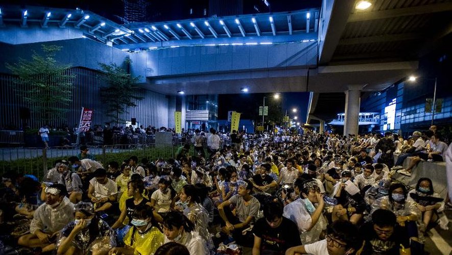 Des manifestants rassemblés devant le siège du gouvernement, le 28 septembre 2014 à Hong Kong