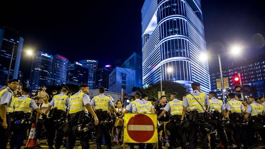 Des policiers forment un cordon face aux manifestants prodémocratie rassemblés devant le siège du gouvernement, le 28 septembre 2014 à Hong Kong
