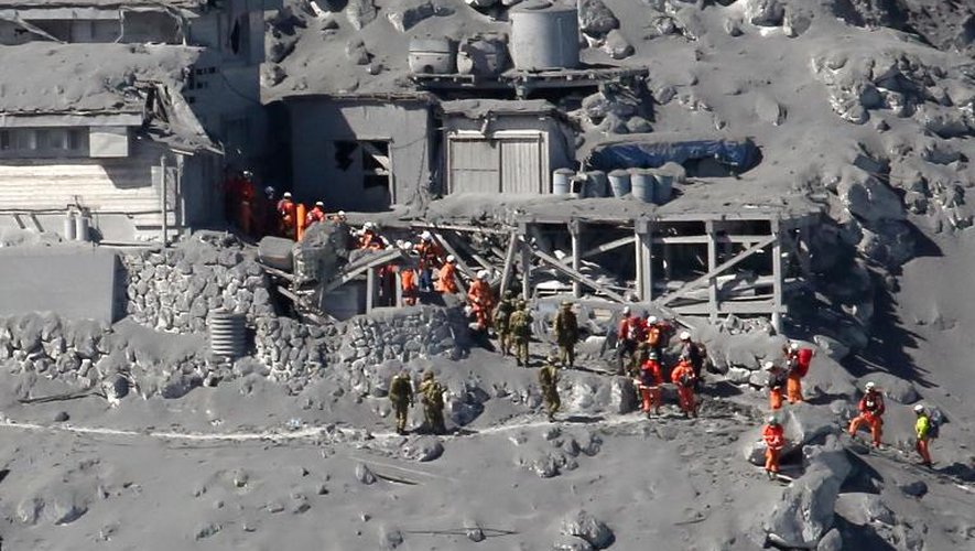 Des équipes de secours recherchent des randonneurs et des survivants près du sommet du Mont Ontake après l'éruption du volcan, le 28 septembre 2014 au Japon