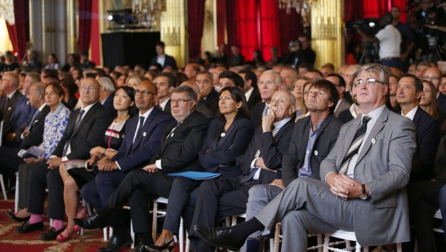 Nicolas Hulot (2ème G) au milieu de responsables politiques lors d'une réunion préparatoire à la COP21 le 10 septembre 2015 à l'Elysée à Paris