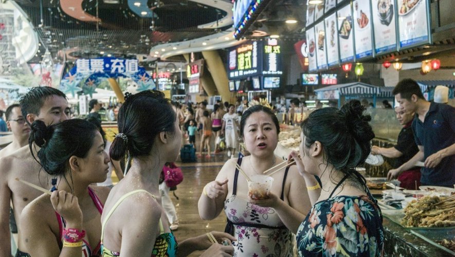 Des gens déjeunent au "New Century Global Center" de Chengdu, la capitale du Sichuan, le 25 juillet 2016