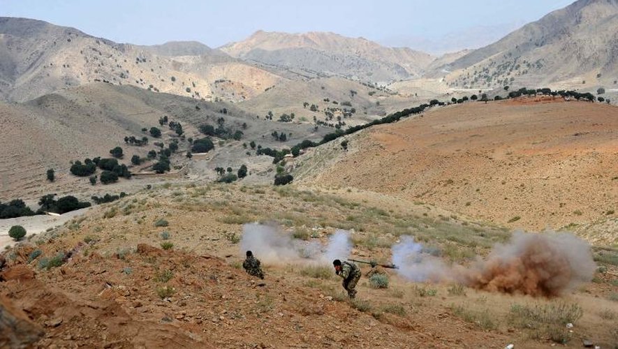 Des personnels de sécurité afghans répliquent à une attaque des Talibans à Dur Baba près de la frontière entre l'Afghanistan et le Pakistan, le 25 septembre 2014
