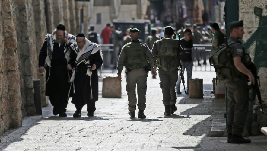 Des forces de sécurité israéliennes patrouillent dans les rues de la Vieille ville de Jérusalem, le 5 octobre 2015