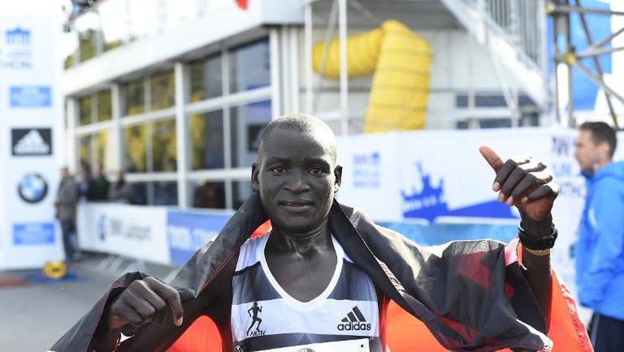 L'athlète kenyan Dennis Kimetto célèbre sa victoire au 41e marathon de Berlin avec à la clé le record du monde de l'épreuve, le 28 septembre 2014