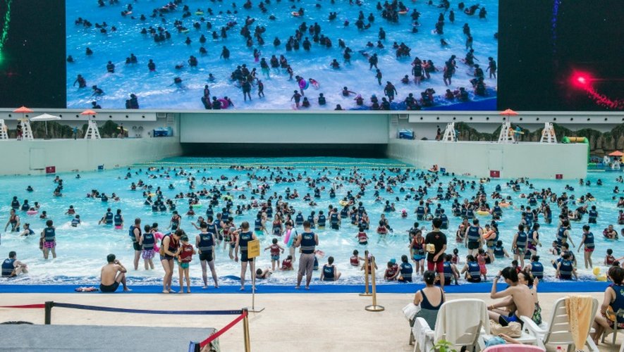 Des gens se baignent dans un mer artificielle dans le "New Century Global Center" de Chengdu, la capitale du Sichuan, le 25 juillet 2016
