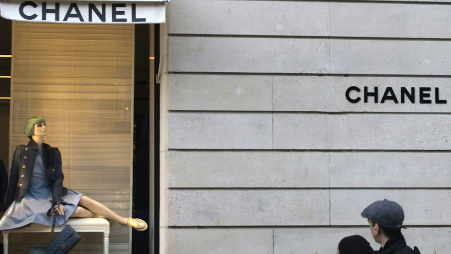 Une devanture de la boutique Chanel à Paris
