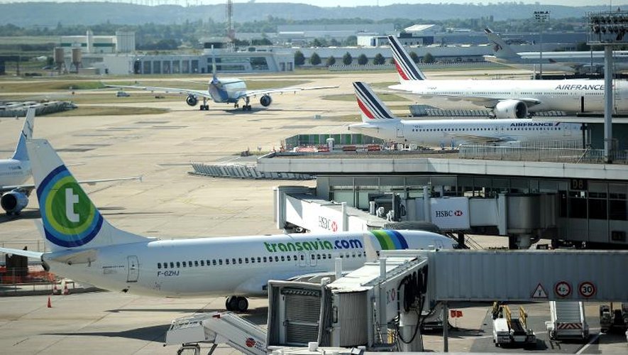 Des avions de Transavia et d'Air France sur le tarmac de l'aéroport d'Orly, près de Paris, le 27 septembre 2014