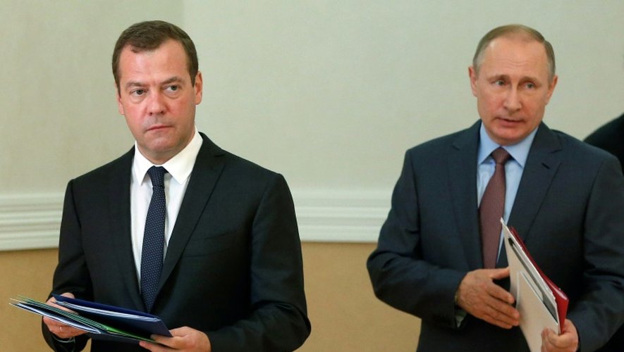 Le président russe Vladimir Poutine (d) et son Premier ministre Dmitri Medvedev lors d'une réunion à Sébastopol, en Crimée, le 19 août 2016