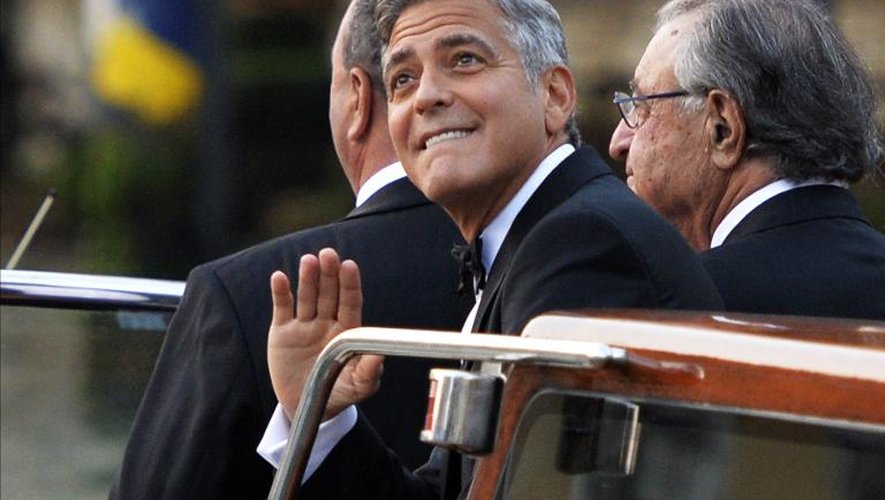 L'acteur George Clooney dans un bateau-taxi sur le Grand Canal à Venise le 27 septembre 2014