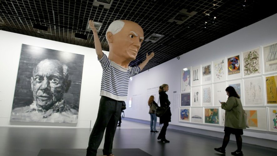 Des visiteurs à l'exposition "Picasso.mania" le 6 octobre 2015 au Grand Palais à Paris