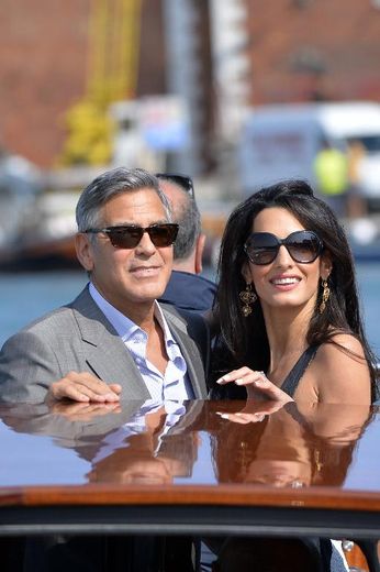 George Clonney et Amal Alamuddin sur un bateau-taxi à leur arrivée à Venise pour célébrer leur mariage, le 26 septembre 2014