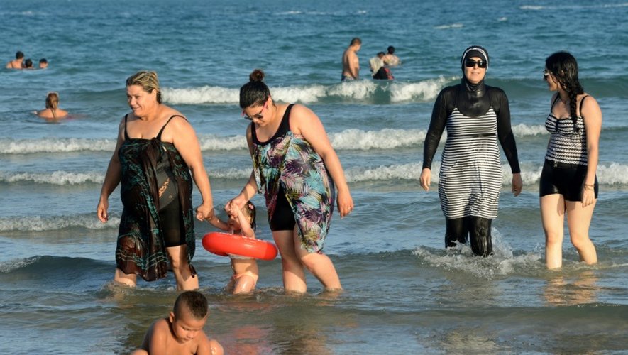 Une femme en burkini (2e à droite) sur une plage de Bizerte, en Tunisie, le 16 août 2016