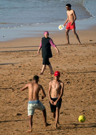 Une femme portant un burkini sur une plage de Rabat, au Maroc, le 17 août 2016