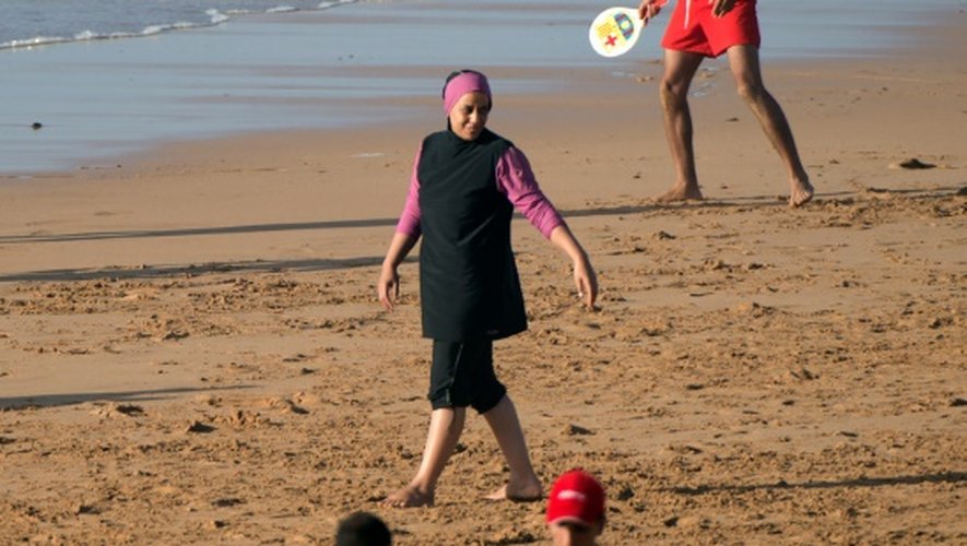 Une femme portant un burkini sur une plage de Rabat, au Maroc, le 17 août 2016