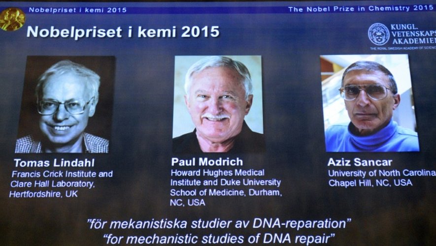 Les portraits des lauréats du prix Nobel de chimie, (de g à d) le Suédois Tomas Lindahl, l'Américain Paul Modrich et le Turco-Américain Aziz Sancar présentés sur un écran à l'Académie royale  des sciences le 7 octobre 2015 à Stockholm