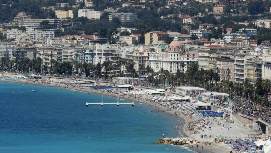 Dans une lettre adressée à Manuel Valls mardi, Christian Estrosi, premier adjoint à la mairie LR de Nice, estime que "la dissimulation intégrale du visage ou le port d'une tenue intégrale pour aller à la plage ne correspond pas à notre idéal de la relation sociale"