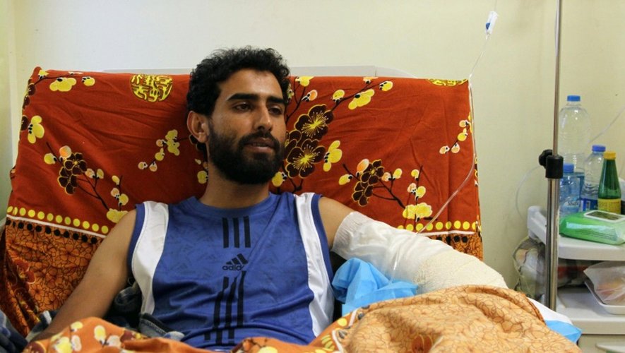 Un soldat des forces gouvernementales libyennes, blessé dans les combats à Syrte, est soigné à l'hôpital central de Misrata, le 18 août 2016