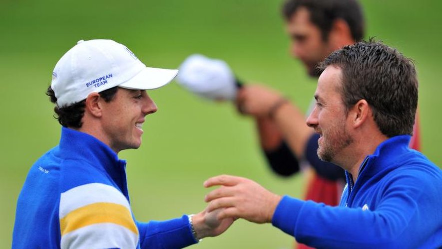 Les golfeurs Nord-Irlandais Graeme McDowell et Rory McIlroy célèbrent ensemble la victoire de l'Europe face aux Etats-Unis lors de la dernière journée de la Ryder Cup à Gleaneagles le 28 septembre 2014
