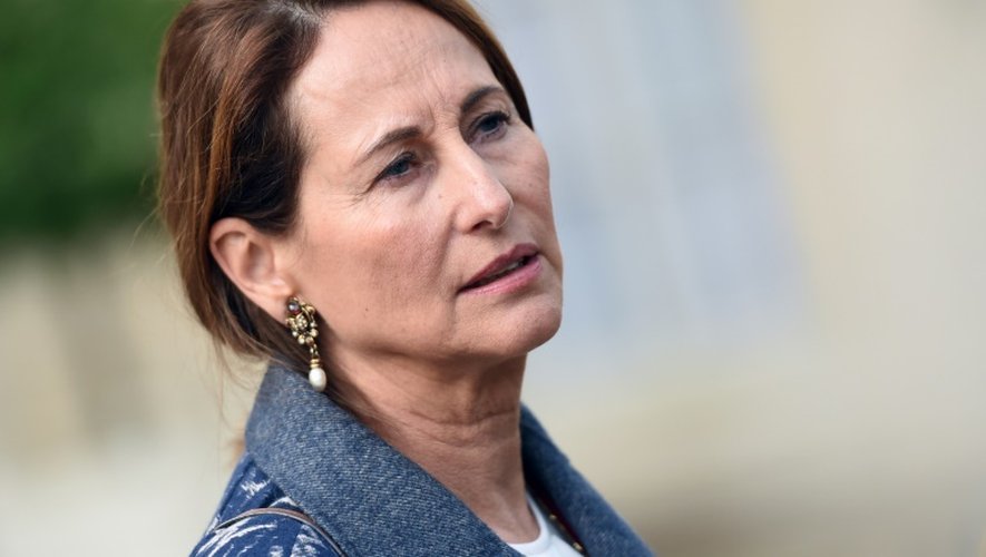 La ministre de l’Écologie, du Développement durable et de l’Énergie, également chargée des transports, Ségolène Royal, à sa sortie du Conseil des ministres  à l'Elysée, le 7 octobre 2015
