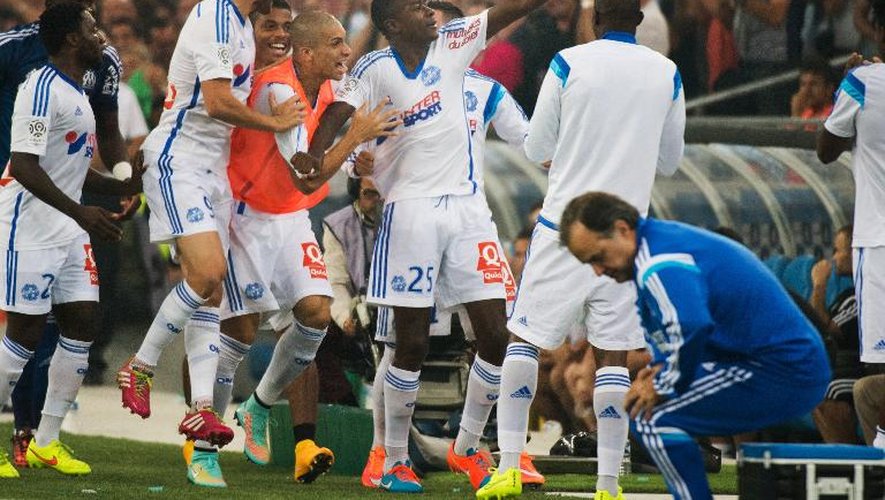Le milieu marseillais Giannelli Imbula fêté par ses coéquipiers après qu'il ait ouvert le score contre Saint-Etienne le 28 septembre 2014 au Stade Vélodrome