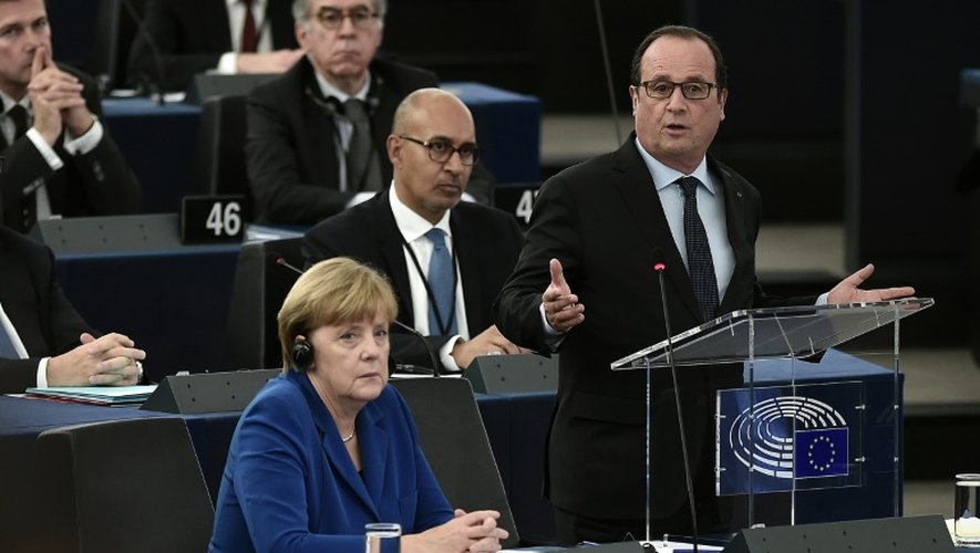 Le président français Francois Hollande (D) prononce un discours à côté de la chancelière allemande (G) au parlement européen, le 7 octobre 2015 à Strasbourg (France)
