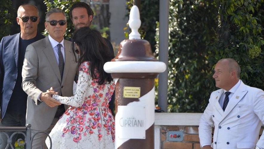 George Clooney (gauche) et sa femme Amal Alamuddin arrivent à l'hôtel Cipriani de Venise le 28 septembre 2014