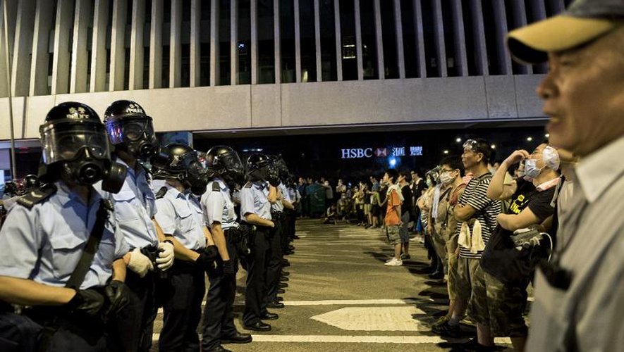 Des manifestants pro-démocratie affrontent la police à Hong Kong le 28 septembre 2014