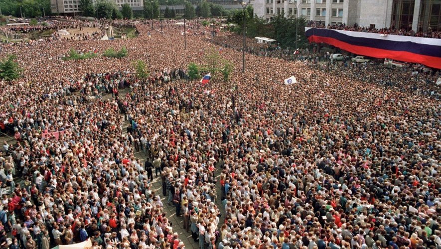 Des manifestants pro-démoctratie devant le parlement russe à Moscou pour s'opposer au putsch, le 22 août 1991