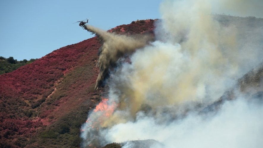 Un hélicoptère lutte contre le feu sur les collines de Keenbrook, en Californie, aux Etats-Unis, le 18 août 2016