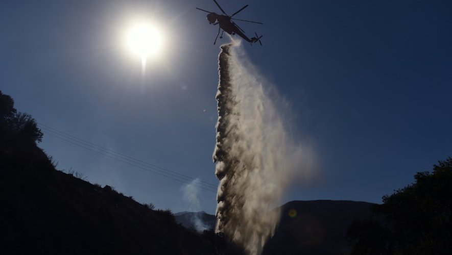 Un hélicoptère largue de l'eau sur une colline de Keenbrook, en Californie, aux Etats-Unis, le 18 août 2016