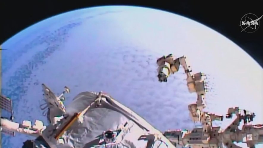 Une capture vidéo de la NASA montrant l'astronaute Kate Rubins placer un nouveau port d'attache à l'ISS, e 19 août 2016