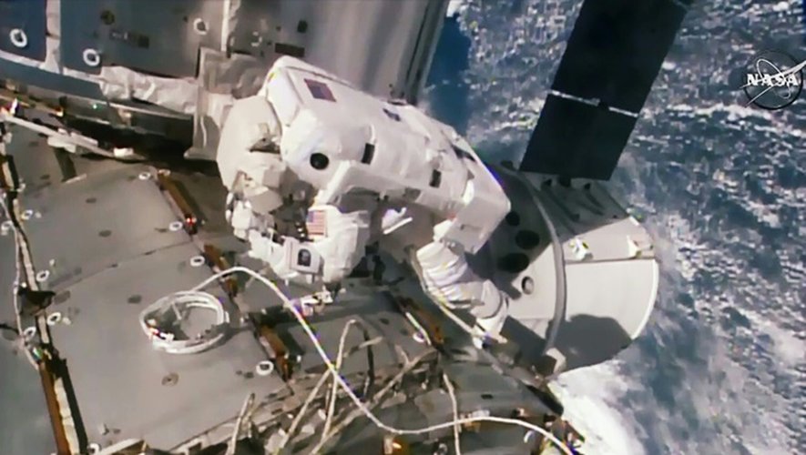 Capture vidéo de la NASA montrant l'astronaute Kate Rubins en train d'installer un nouveau port d'attache sur la Station spaciale internationale, le 19 août 2016
