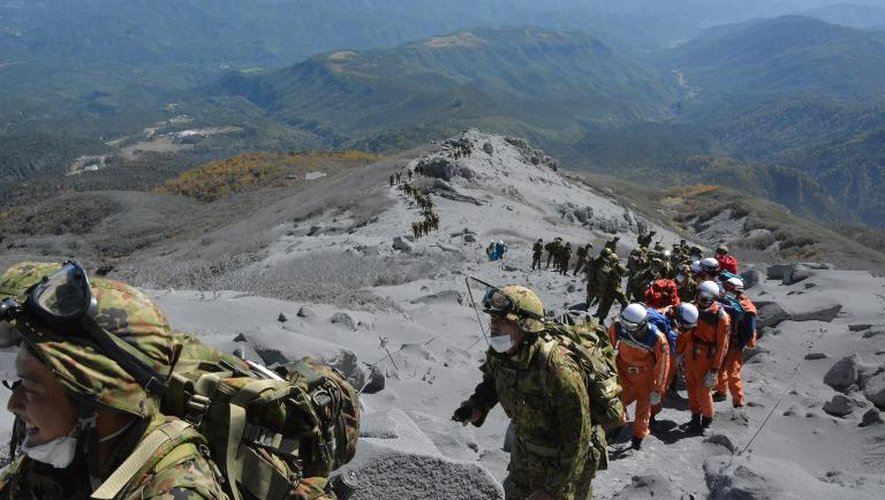 Des soldats et des secouristes à la recherche de randonneurs disparus après l'éruption du Mont Ontake à Nagano le 28 septembre 2014