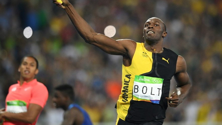 La légende du sprint jamaïcain Usain Bolt célèbre la victoire de son relais 4x100 m aux Jeux de Rio, le 19 août 2016