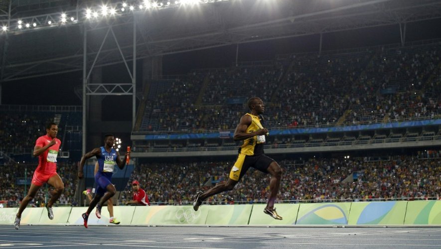 Usain Bolt franchit avec une avance confortable la ligne d'arrivée du 4x100 m masculin à Rio, le 19 août 2016