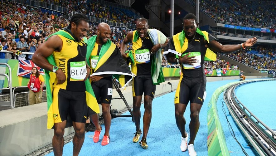 Les Jamaïcains Yohan Blake, Asafa Powell, Usain Bolt et Nickel Ashmeade fêtent leur titre olympique du 4x100 m à Rio, le 19 août 2016