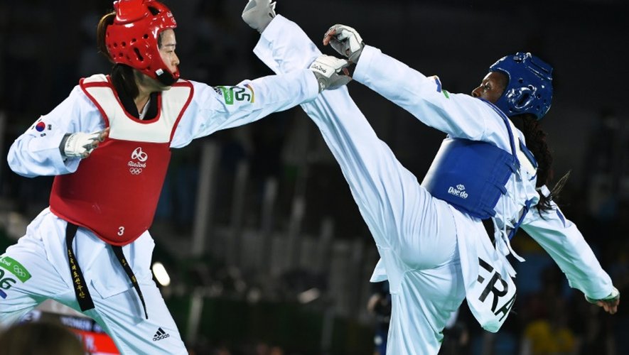La Française Haby Niaré (d) lors de la finale du tournoi olympique de taekwondo (catégorie -67kg) à Rio, le 20 août 2016