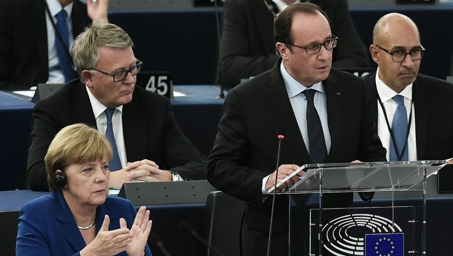 Le président français François Hollande et la Chancelière allemande Angela Merkel, au Parlement européen, le 7 octobre 2015 à Strasbourg