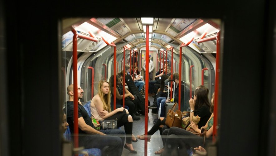 Des passagers dans une rame du métro de Londres, le 20 août 2016 après l'inauguration du métro de nuit