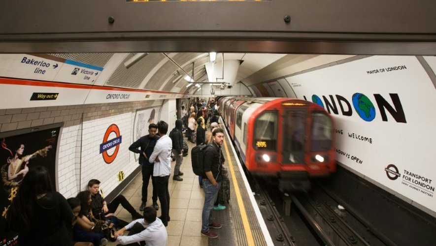 Une rame arrive à la station Oxford Circus à Londres, le 20 août 2016 dans le cadre du lancement du métro de nuit