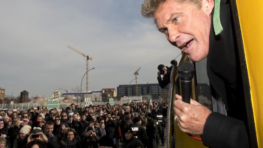 L'acteur et chanteur américain David Hasselhoff en visite à Berlin le 17 mars 2013 se mobilise pour la sauvegarde des restes du Mur de Berlin