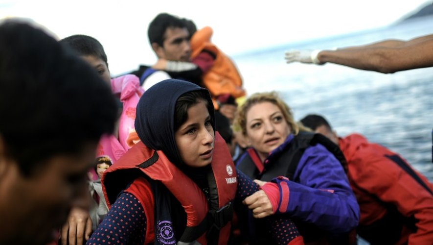 Des migrants et réfugiés, partis de Turquie, arrivent sur l'île grecque de Lesbos, le 7 octobre 2015