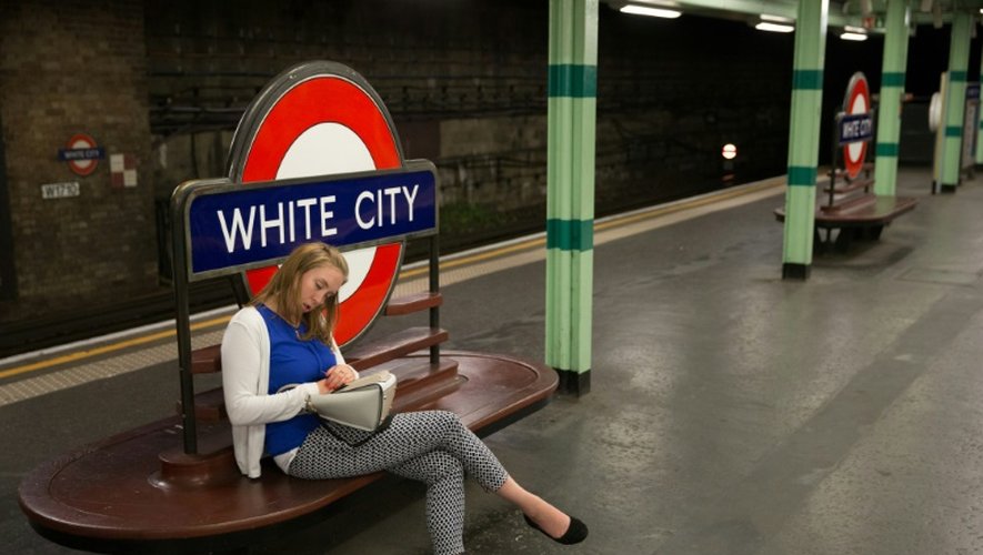 Une femme dans le métro de Londres ouvert désormais la nuit, le 20 août 2016
