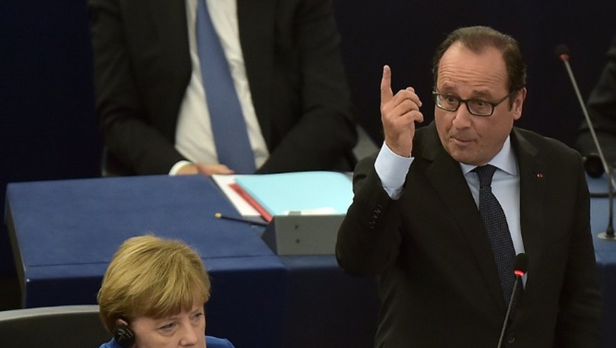 Le président François Hollande fait un discours au Parlement européen à Strasbourg, près de la chancelière allemande Angela Merkel, le 7 octobre 2015