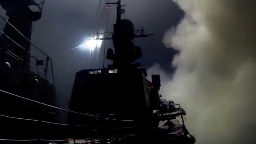 Image tirée d'une vidéo diffusée sur le site du ministère russe de la Défense montrant un bâtiment de la marine russe lançant un missile contre une position du groupe Etat Islamique, le 7 octobre 2015 en mer Caspienne
