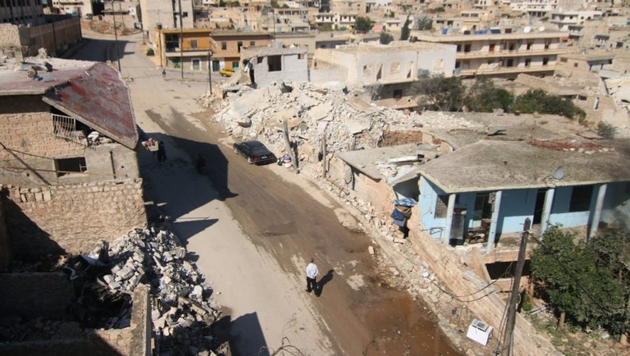 Des maisons détruites après un bombardement, le 7 octobre 2015 à Darat Azzah, à l'ouest de la ville d'Alep, en Syrie
