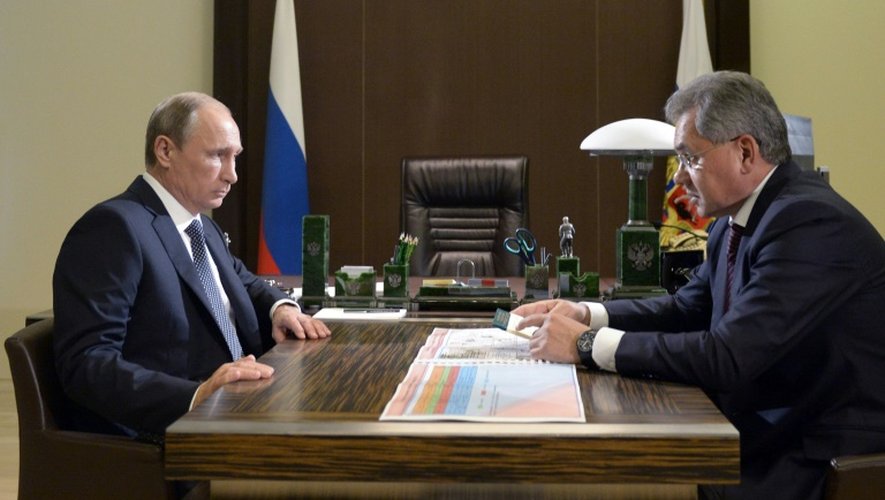 Le président russe Vladimir Poutine et le ministre russe de la Défense Sergueï Choïgu, le 7 octobre 2015 à Sotchi